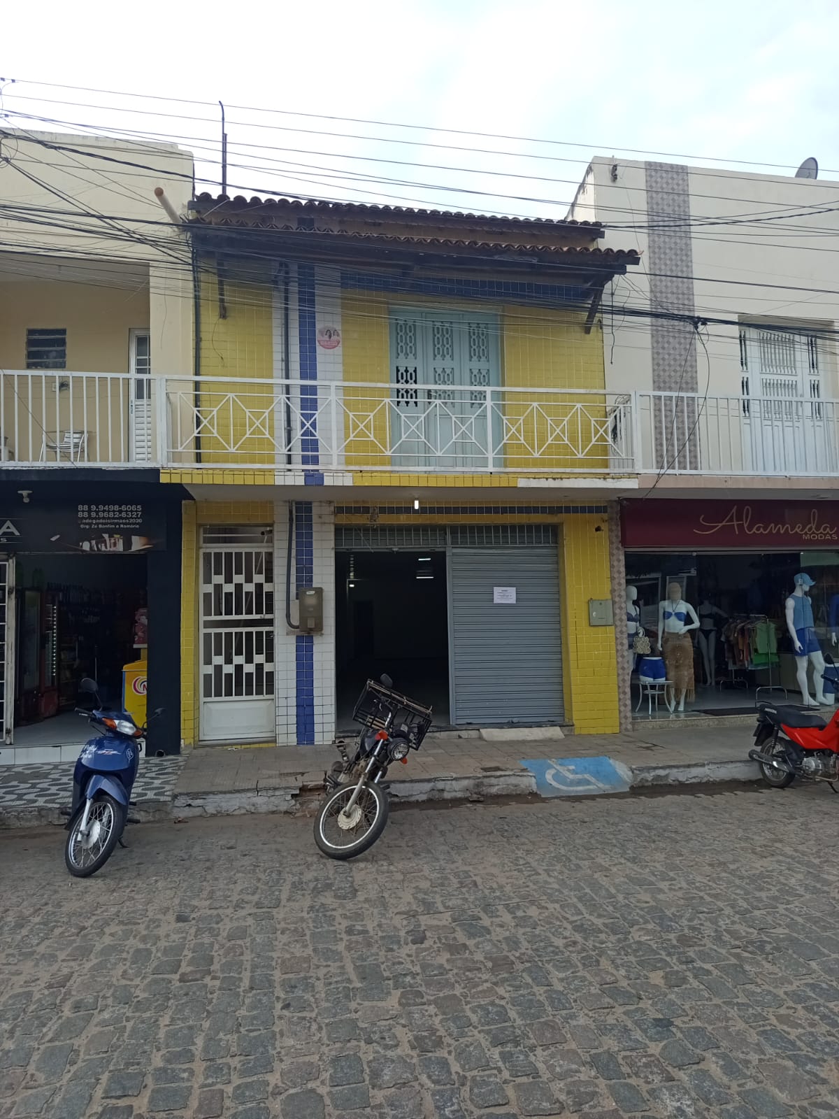 Casa duplex com ponto comercial e dois apartamentos