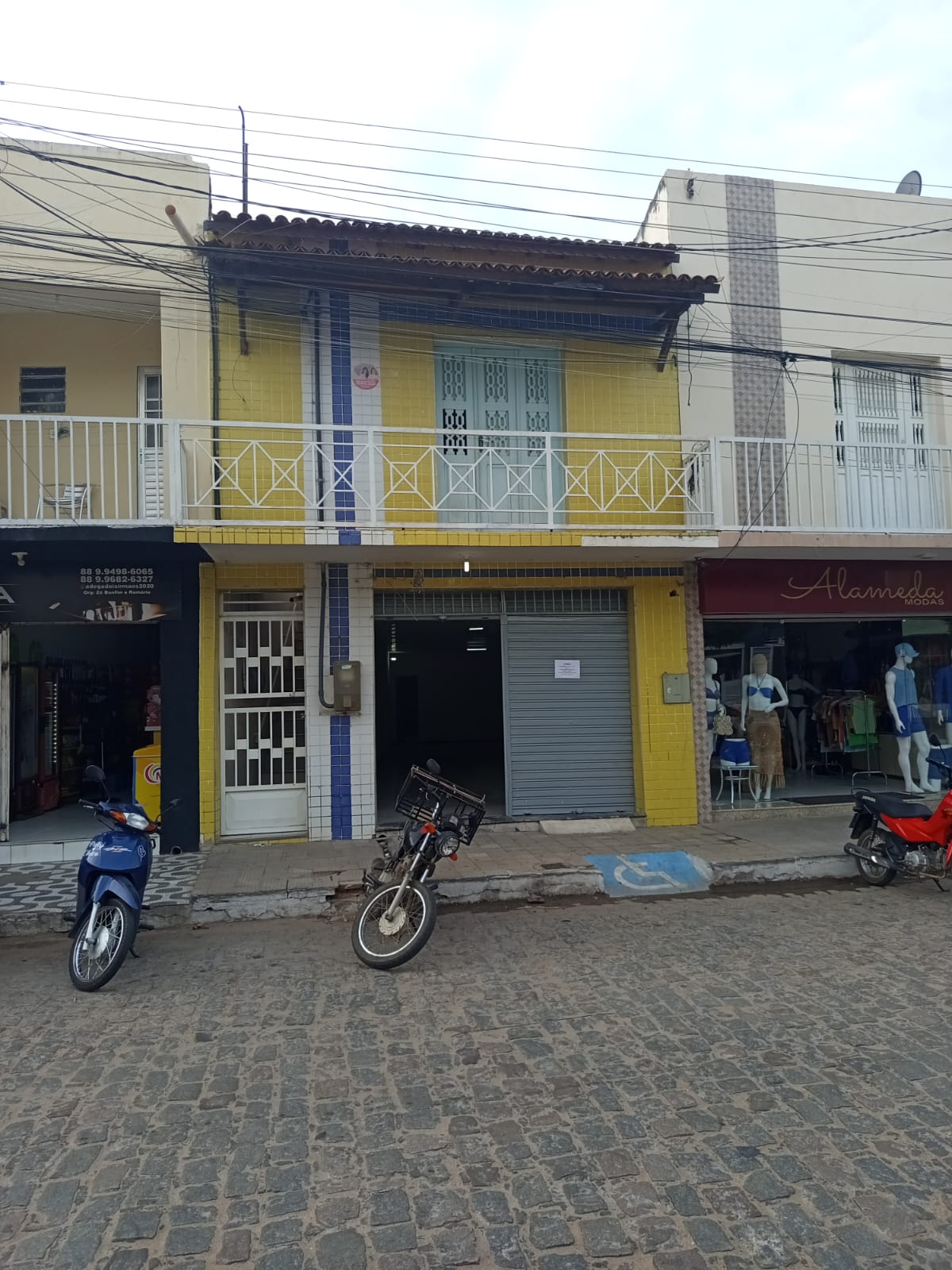 Casa duplex com ponto comercial e dois apartamentos
